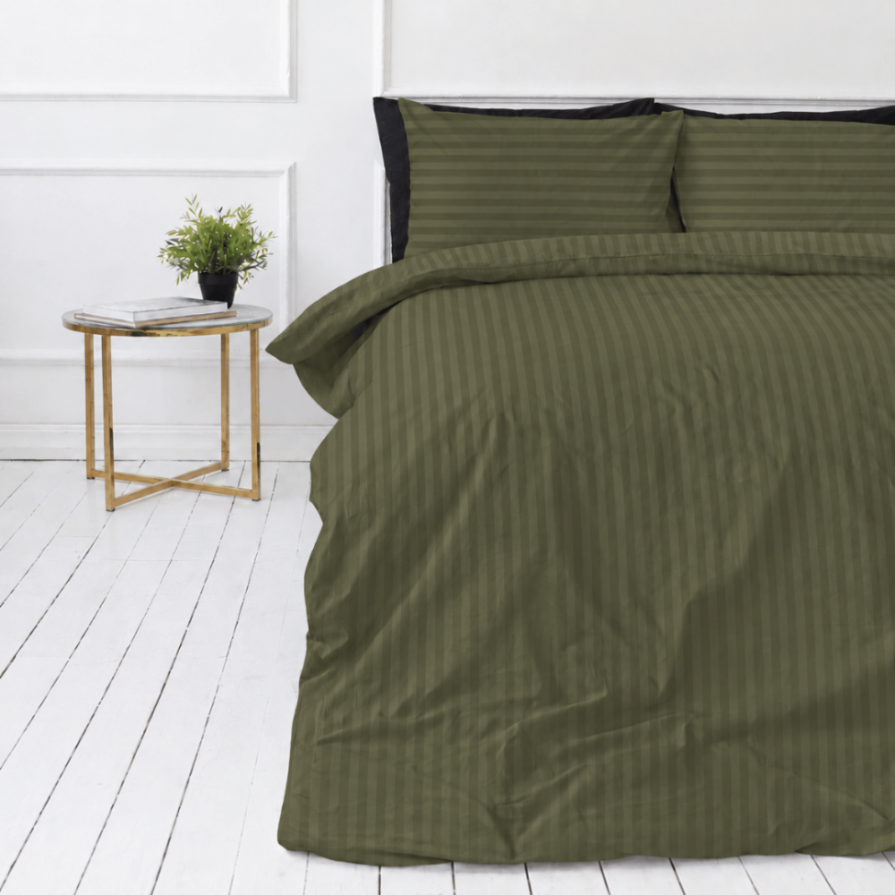 Premium Sateen Bedding Set „Moss Green Stripe Sateen“. Mako cotton sateen bedding, 140x200 cm, 150x200 cm, 160x200 cm, 180x200 cm, 200x200 cm, 200x220 cm, 220x240 cm. Dark olive striped bedding set for modern interiors Premium Sateen Bedding Set „Moss Green Stripe Sateen“. Mako cotton sateen bedding, 140x200 cm, 150x200 cm, 160x200 cm, 180x200 cm, 200x200 cm, 200x220 cm, 220x240 cm. Dark olive striped bedding set for modern interiors