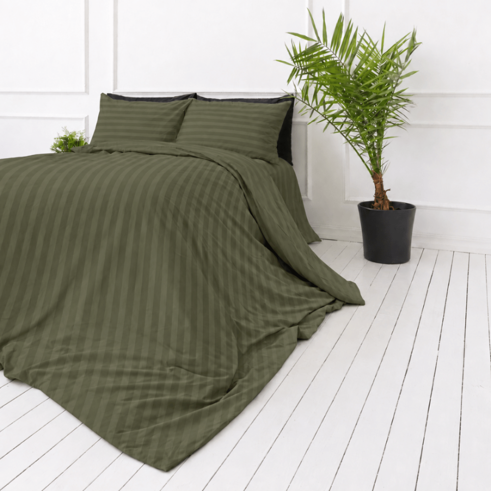 Premium Sateen Bedding Set „Moss Green Stripe Sateen“. Mako cotton sateen bedding, 140x200 cm, 150x200 cm, 160x200 cm, 180x200 cm, 200x200 cm, 200x220 cm, 220x240 cm. Soft-toned olive striped bedding set Premium Sateen Bedding Set „Moss Green Stripe Sateen“. Mako cotton sateen bedding, 140x200 cm, 150x200 cm, 160x200 cm, 180x200 cm, 200x200 cm, 200x220 cm, 220x240 cm. Soft-toned olive striped bedding set