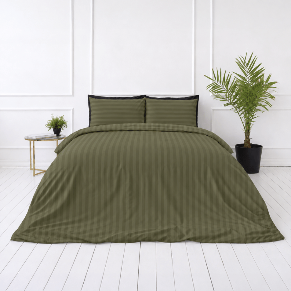 Premium Sateen Bedding Set „Moss Green Stripe Sateen“. Mako cotton sateen bedding, 140x200 cm, 150x200 cm, 160x200 cm, 180x200 cm, 200x200 cm, 200x220 cm, 220x240 cm. Elegant olive green striped bedding set Premium Sateen Bedding Set „Moss Green Stripe Sateen“. Mako cotton sateen bedding, 140x200 cm, 150x200 cm, 160x200 cm, 180x200 cm, 200x200 cm, 200x220 cm, 220x240 cm. Elegant olive green striped bedding set