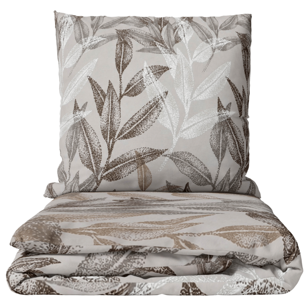 Premium Sateen Bedding Set „Painting Sand“. Bedding sets 150x200, 140x200 cm, 150x200 cm, 160x200 cm, 180x200 cm, 200x200 cm, 200x220 cm, 220x240 cm. Sand-colored bedding set with brown botanical leaf patterns. Premium Sateen Bedding Set „Painting Sand“. Bedding sets 150x200, 140x200 cm, 150x200 cm, 160x200 cm, 180x200 cm, 200x200 cm, 200x220 cm, 220x240 cm. Sand-colored bedding set with brown botanical leaf patterns.