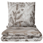 Premium Sateen Bedding Set „Painting Sand“. Bedding sets 150x200, 140x200 cm, 150x200 cm, 160x200 cm, 180x200 cm, 200x200 cm, 200x220 cm, 220x240 cm. Sand-colored bedding set with brown botanical leaf patterns. Premium Sateen Bedding Set „Painting Sand“. Bedding sets 150x200, 140x200 cm, 150x200 cm, 160x200 cm, 180x200 cm, 200x200 cm, 200x220 cm, 220x240 cm. Sand-colored bedding set with brown botanical leaf patterns.
