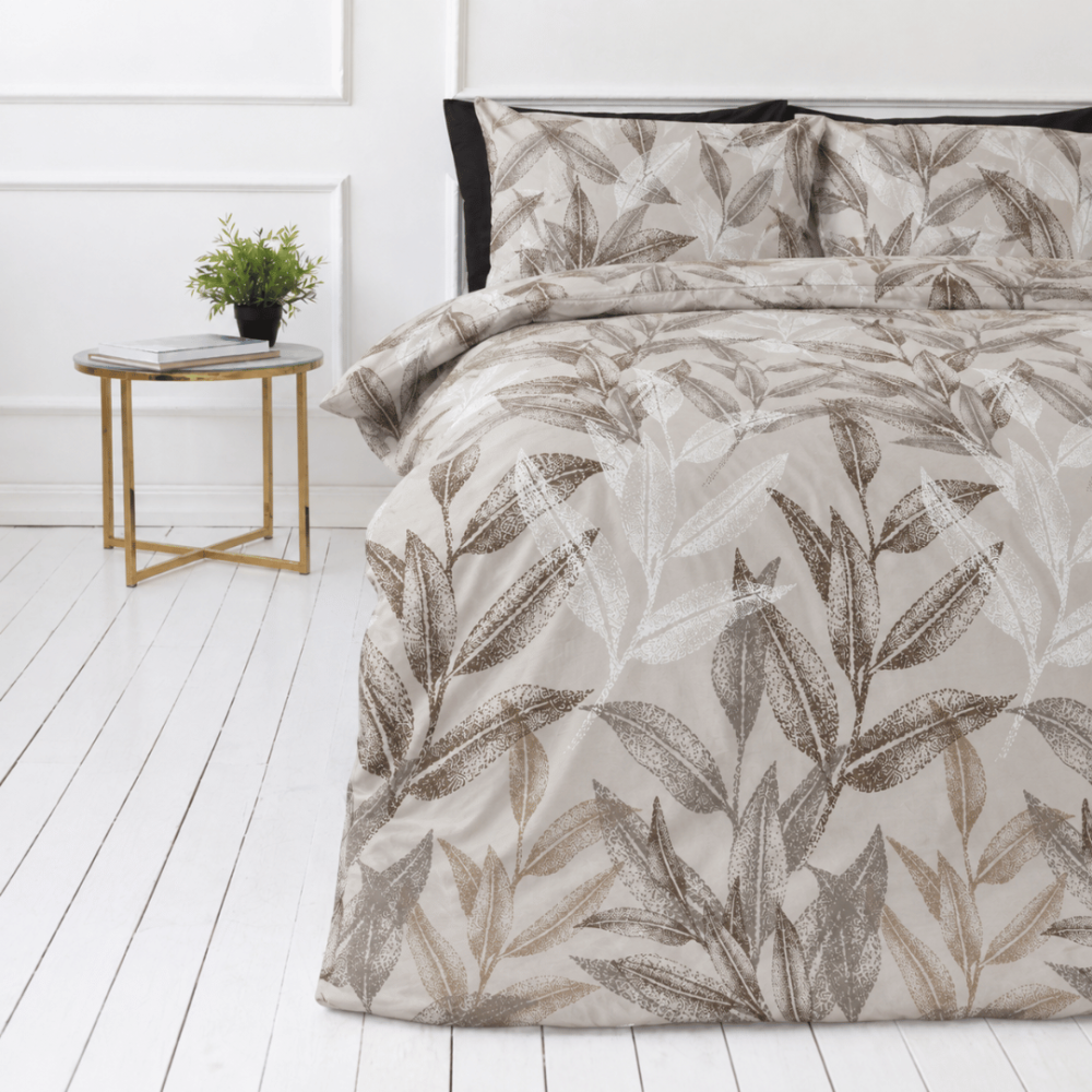 Premium Sateen Bedding Set „Painting Sand“. Bedding sets 150x200, 140x200 cm, 150x200 cm, 160x200 cm, 180x200 cm, 200x200 cm, 200x220 cm, 220x240 cm. Light brown bedding set with subtle plant and leaf motifs. Premium Sateen Bedding Set „Painting Sand“. Bedding sets 150x200, 140x200 cm, 150x200 cm, 160x200 cm, 180x200 cm, 200x200 cm, 200x220 cm, 220x240 cm. Light brown bedding set with subtle plant and leaf motifs.