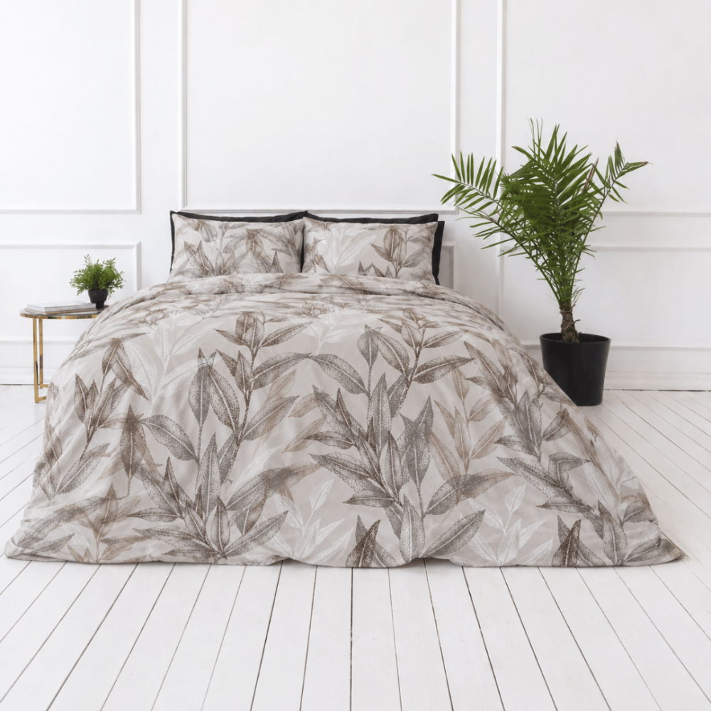 Premium Sateen Bedding Set „Painting Sand“. Bedding sets 150x200, 140x200 cm, 150x200 cm, 160x200 cm, 180x200 cm, 200x200 cm, 200x220 cm, 220x240 cm. Neutral sand-colored bedding with large brown leaf silhouettes. Premium Sateen Bedding Set „Painting Sand“. Bedding sets 150x200, 140x200 cm, 150x200 cm, 160x200 cm, 180x200 cm, 200x200 cm, 200x220 cm, 220x240 cm. Neutral sand-colored bedding with large brown leaf silhouettes.