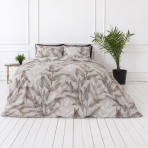 Premium Sateen Bedding Set „Painting Sand“. Bedding sets 150x200, 140x200 cm, 150x200 cm, 160x200 cm, 180x200 cm, 200x200 cm, 200x220 cm, 220x240 cm. Neutral sand-colored bedding with large brown leaf silhouettes. Premium Sateen Bedding Set „Painting Sand“. Bedding sets 150x200, 140x200 cm, 150x200 cm, 160x200 cm, 180x200 cm, 200x200 cm, 200x220 cm, 220x240 cm. Neutral sand-colored bedding with large brown leaf silhouettes.