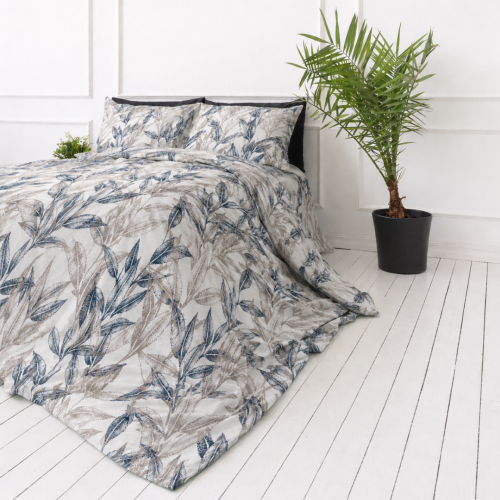 Premium Sateen Bedding Set „Painting“. Bedding sets 150x200, 140x200 cm, 150x200 cm, 160x200 cm, 180x200 cm, 200x200 cm, 200x220 cm, 220x240 cm. White bedding with a subtle blue and sand botanical pattern Premium Sateen Bedding Set „Painting“. Bedding sets 150x200, 140x200 cm, 150x200 cm, 160x200 cm, 180x200 cm, 200x200 cm, 200x220 cm, 220x240 cm. White bedding with a subtle blue and sand botanical pattern