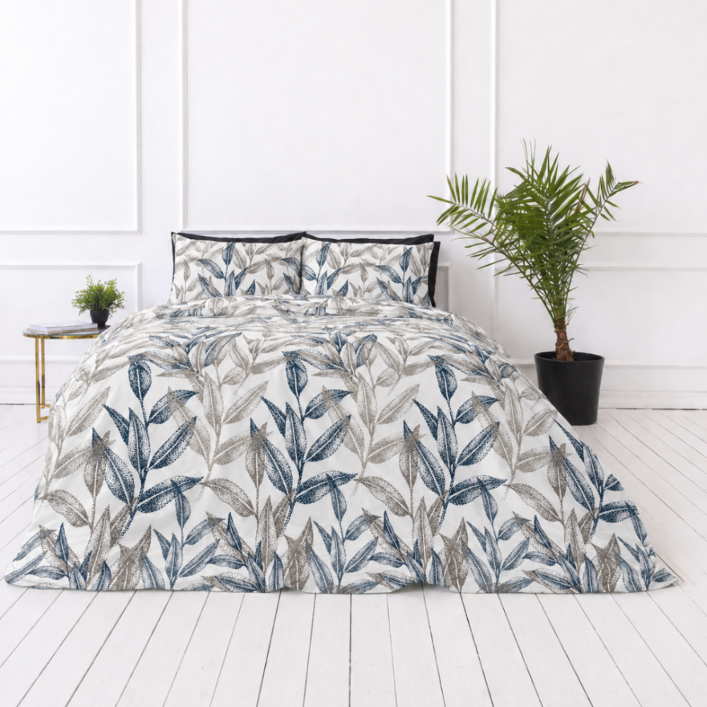 Premium Sateen Bedding Set „Painting“. Bedding sets 150x200, 140x200 cm, 150x200 cm, 160x200 cm, 180x200 cm, 200x200 cm, 200x220 cm, 220x240 cm. Elegant bedding set with blue and beige leaf motifs Premium Sateen Bedding Set „Painting“. Bedding sets 150x200, 140x200 cm, 150x200 cm, 160x200 cm, 180x200 cm, 200x200 cm, 200x220 cm, 220x240 cm. Elegant bedding set with blue and beige leaf motifs