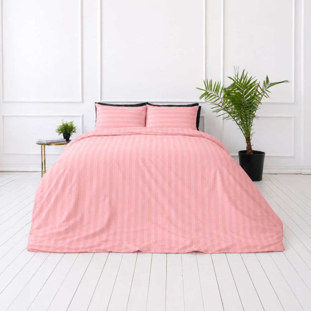 Premium Sateen Bedding Set „Seashell Pink Stripe Sateen“. Mako cotton sateen bedding, 140x200 cm, 150x200 cm, 160x200 cm, 180x200 cm, 200x200 cm, 200x220 cm, 220x240 cm. Soft coral pink striped bedding set on the bed Premium Sateen Bedding Set „Seashell Pink Stripe Sateen“. Mako cotton sateen bedding, 140x200 cm, 150x200 cm, 160x200 cm, 180x200 cm, 200x200 cm, 200x220 cm, 220x240 cm. Soft coral pink striped bedding set on the bed
