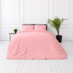 Premium Sateen Bedding Set „Seashell Pink Stripe Sateen“. Mako cotton sateen bedding, 140x200 cm, 150x200 cm, 160x200 cm, 180x200 cm, 200x200 cm, 200x220 cm, 220x240 cm. Soft coral pink striped bedding set on the bed Premium Sateen Bedding Set „Seashell Pink Stripe Sateen“. Mako cotton sateen bedding, 140x200 cm, 150x200 cm, 160x200 cm, 180x200 cm, 200x200 cm, 200x220 cm, 220x240 cm. Soft coral pink striped bedding set on the bed