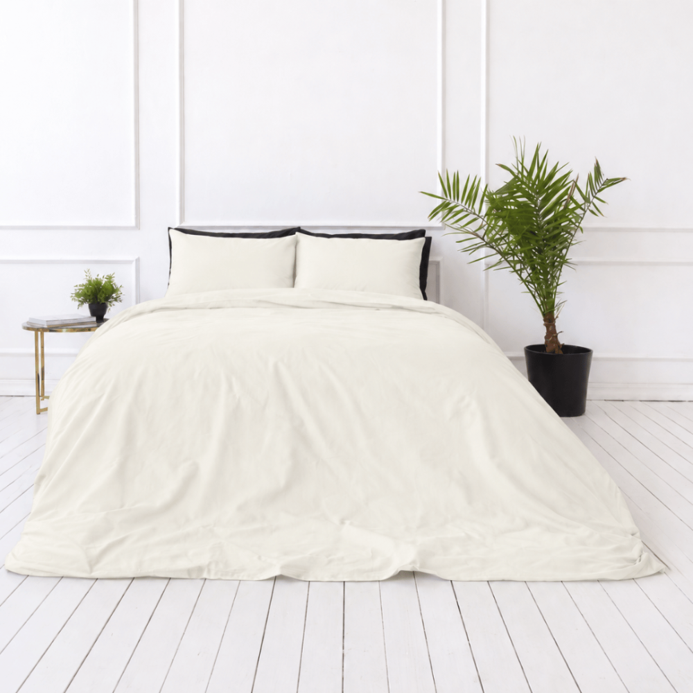 Premium Sateen Bedding Set „Snow White sateen“. Mako cotton sateen bedding, 140x200 cm, 150x200 cm, 160x200 cm, 180x200 cm, 200x200 cm, 200x220 cm, 220x240 cm. Minimalist bedding set with a subtle cream tint.