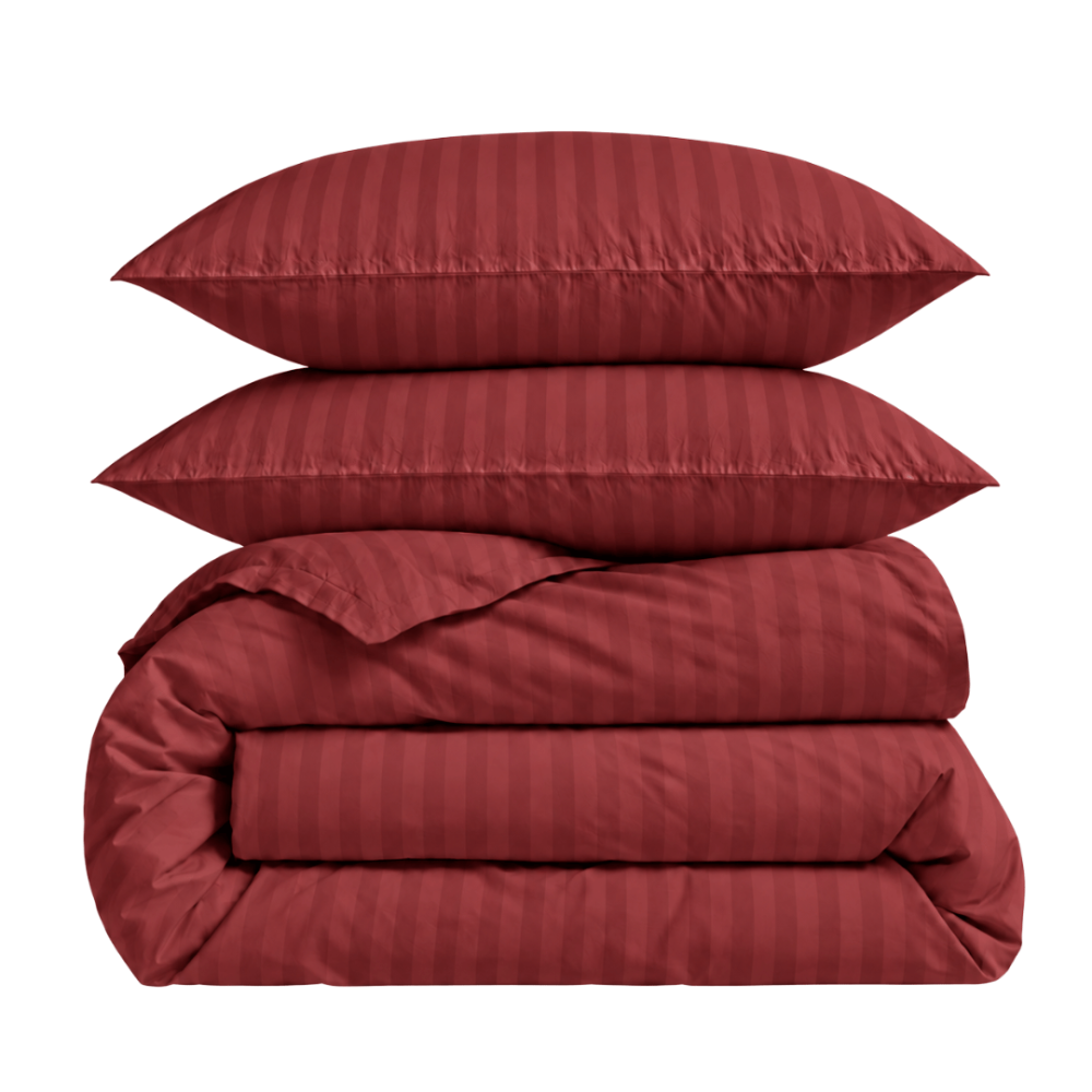 Premium Sateen Bedding Set „Sun-dried Tomato Stripe Sateen“. Mako cotton sateen bedding, 140x200 cm, 150x200 cm, 160x200 cm, 180x200 cm, 200x200 cm, 200x220 cm, 220x240 cm. Burgundy bedding set with a subtle striped pattern. Premium Sateen Bedding Set „Sun-dried Tomato Stripe Sateen“. Mako cotton sateen bedding, 140x200 cm, 150x200 cm, 160x200 cm, 180x200 cm, 200x200 cm, 200x220 cm, 220x240 cm. Burgundy bedding set with a subtle striped pattern.
