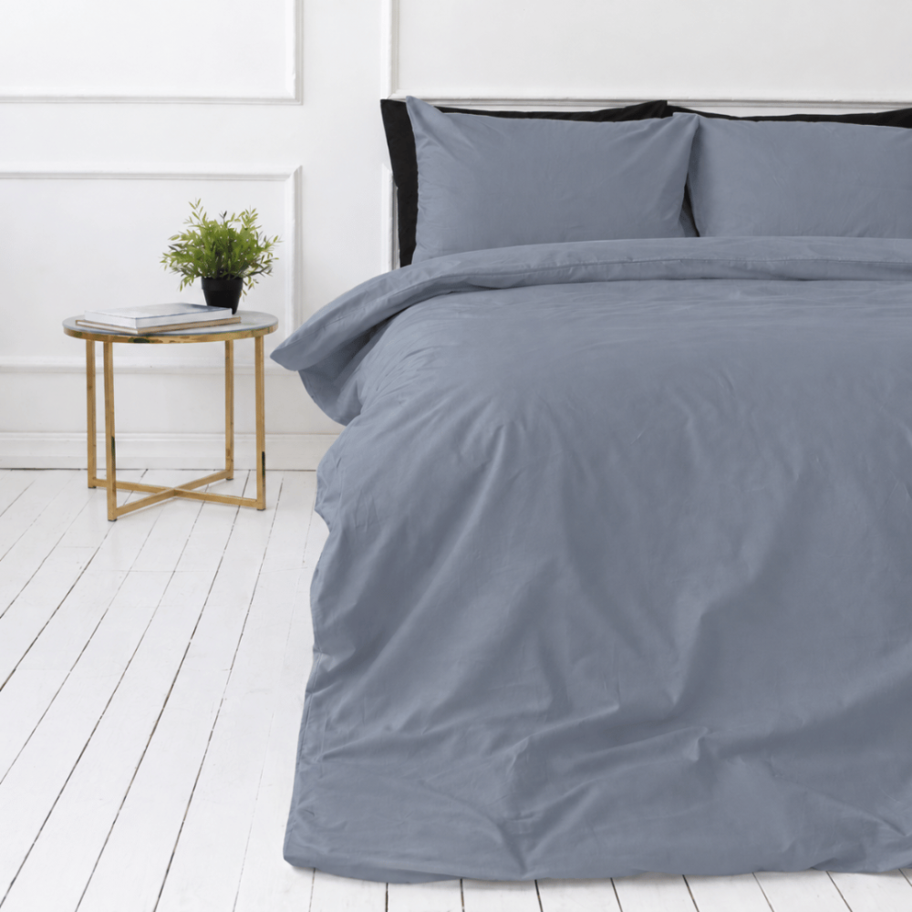 Premium Sateen Bedding Set „Tradewinds sateen“. Mako cotton sateen bedding, 140x200 cm, 150x200 cm, 160x200 cm, 180x200 cm, 200x200 cm, 200x220 cm, 220x240 cm. Bedding in a muted blue-grey shade without patterns.