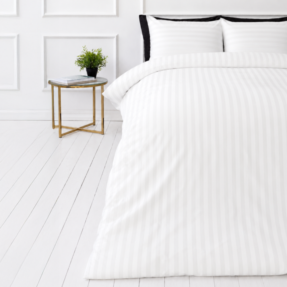 Premium Sateen Bedding Set „White Stripe Sateen“. Mako cotton sateen bedding, 140x200 cm, 150x200 cm, 160x200 cm, 180x200 cm, 200x200 cm, 200x220 cm, 220x240 cm. Bedding set with a white base and soft vertical stripes