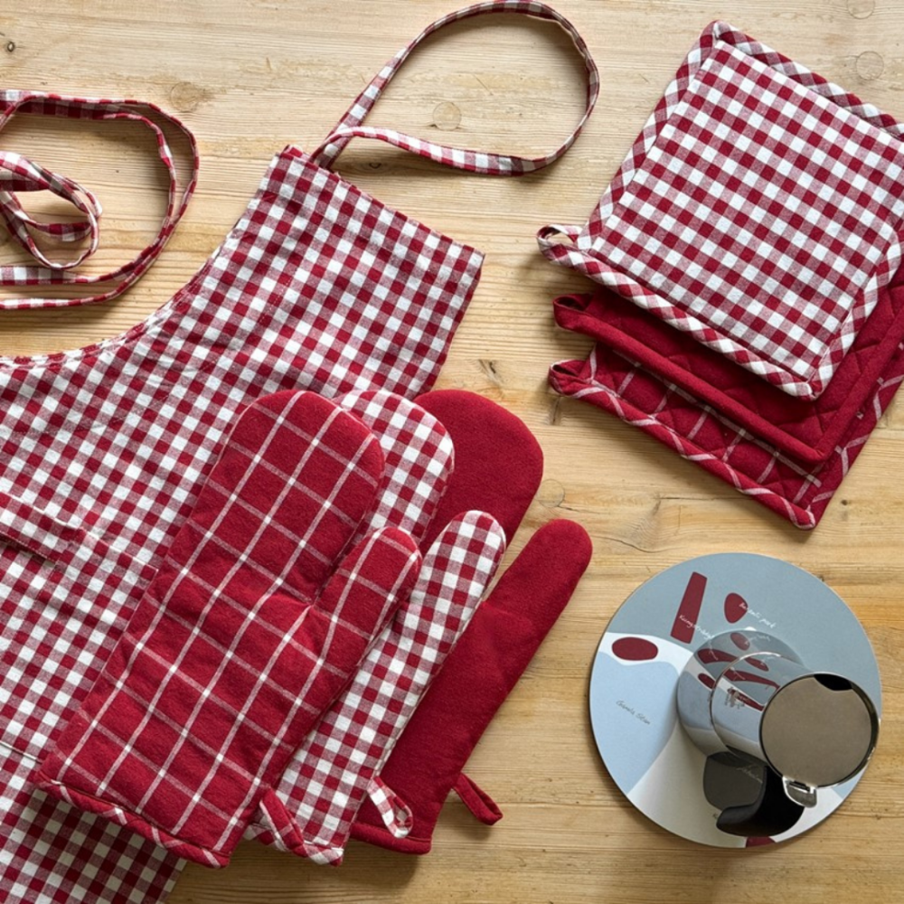 Apron „Ulla apron“. Aprons. Kitchen apron with small red and white checks Apron „Ulla apron“. Aprons. Kitchen apron with small red and white checks