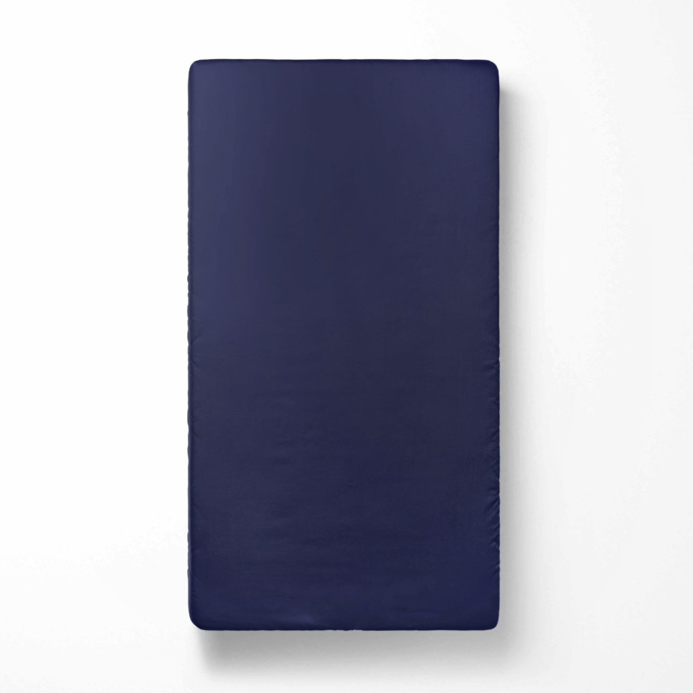 Satin Fitted Sheet „Blue glow“, 90x200 cm, 140x200 cm, 160x200 cm, 180x200 cm. Luxurious dark blue bed sheet, offering a rich color and soft, smooth texture.