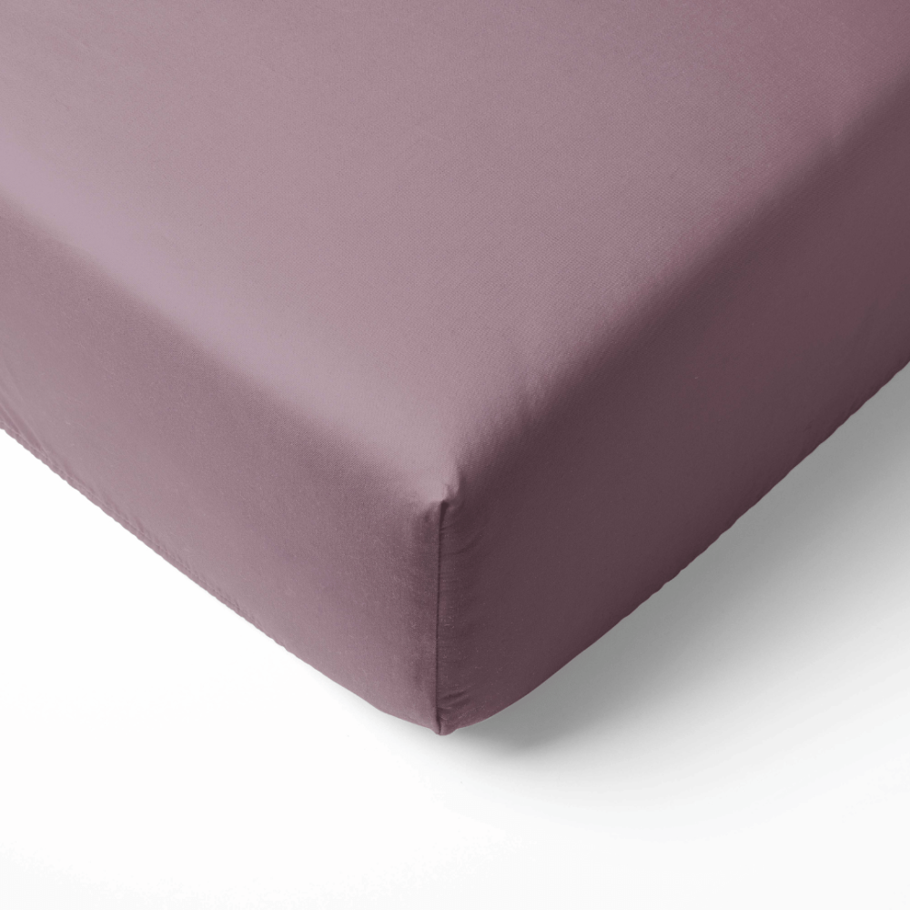 Satin Fitted Sheet „Grape Sateen“. Fitted sheets 160x200, 90x200 cm, 140x200 cm, 160x200 cm, 180x200 cm. Greyish pink fitted sheet with a subtle purple undertone. Satin Fitted Sheet „Grape Sateen“. Fitted sheets 160x200, 90x200 cm, 140x200 cm, 160x200 cm, 180x200 cm. Greyish pink fitted sheet with a subtle purple undertone.