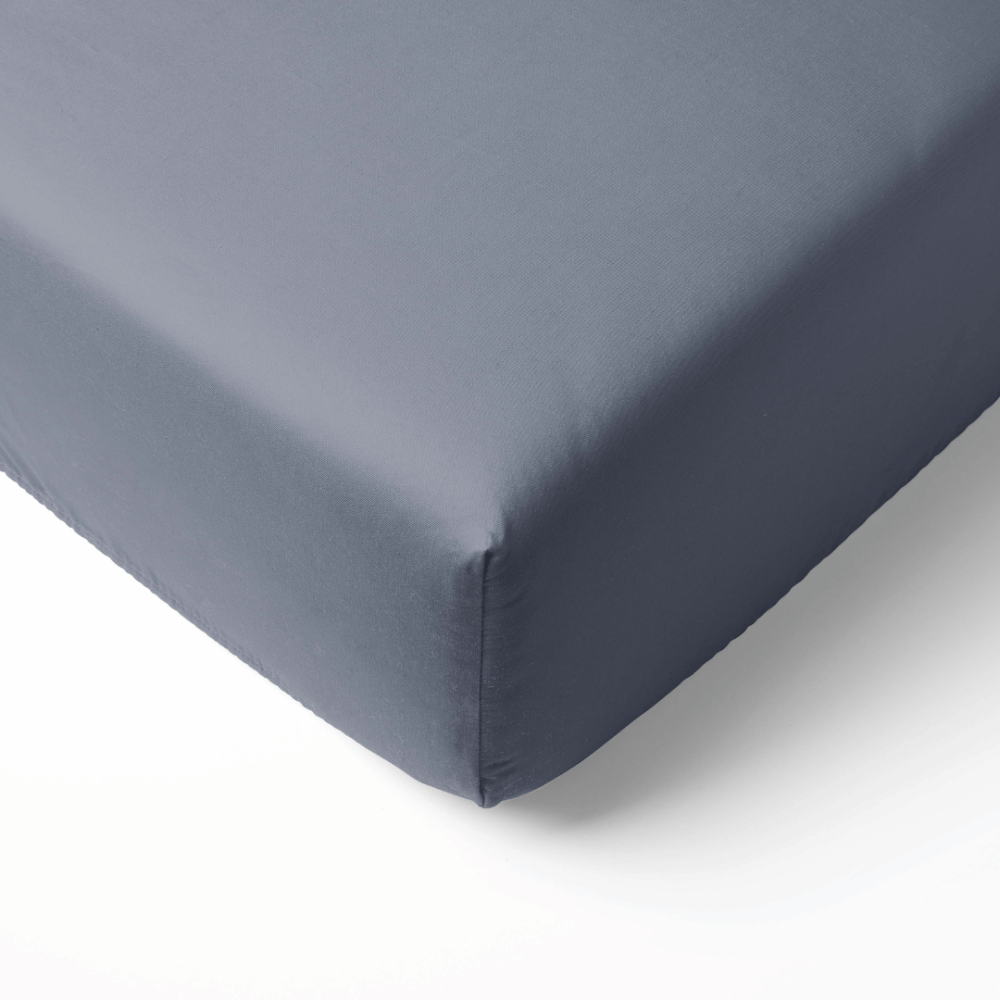 Satin Fitted Sheet „Tradewinds Sateen“. Fitted sheets 160x200, 90x200 cm, 140x200 cm, 160x200 cm, 180x200 cm. Fitted sheet in muted blue with a grey undertone.