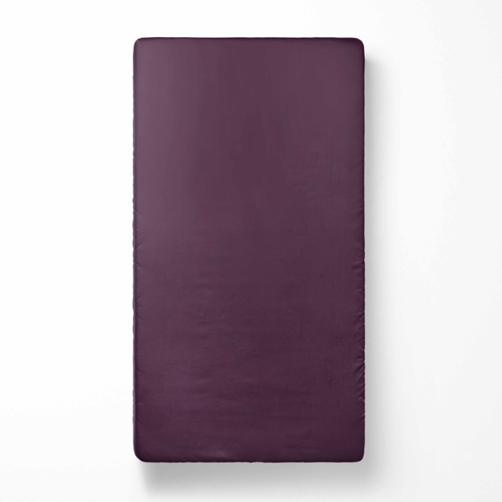 Satin Fitted Sheet „Plum glow“. Fitted sheets 160x200, 90x200 cm, 140x200 cm, 160x200 cm, 180x200 cm. Elegant plum fitted sheet, designed to add a touch of warmth and sophistication to your bedding.