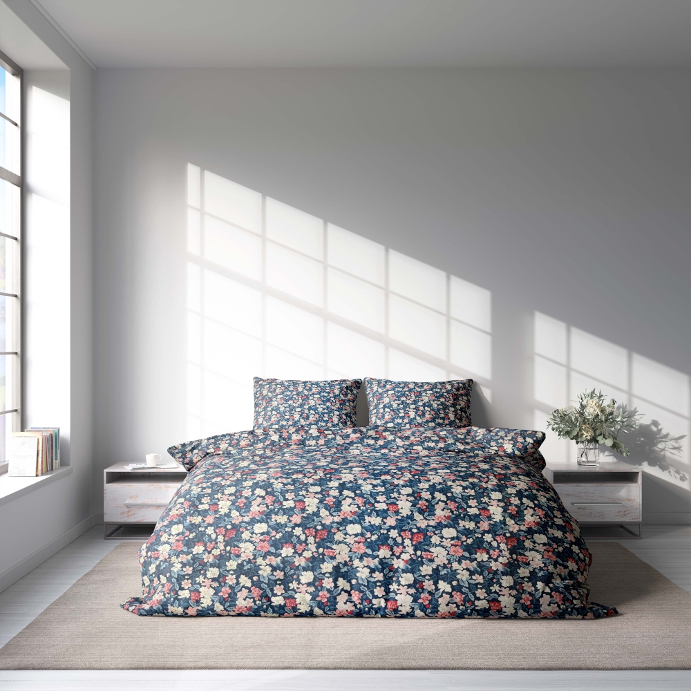 Premium Sateen Bedding Set „Bouquet“. Bedding sets with plants, 140x200 cm, 200x200 cm, 200x220 cm. Serene dark blue bedding adorned with intricate floral motifs in shades of light blue, pink, and red.