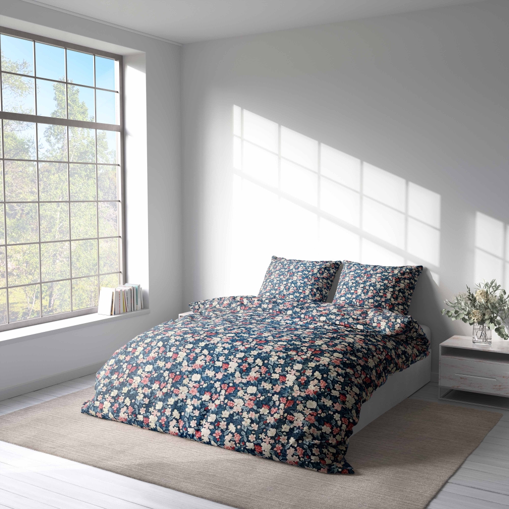 Premium Sateen Bedding Set „Bouquet“. Bedding sets with plants, 140x200 cm, 200x200 cm, 200x220 cm. Elegant floral bedding set in dark blue, featuring charming light blue, pink, and red blossoms.