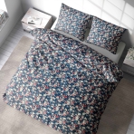 Premium Sateen Bedding Set „Bouquet“. Bedding sets with plants, 140x200 cm, 200x200 cm, 200x220 cm. Stylish dark blue bedding adorned with delicate floral designs in shades of light blue, pink, and red.