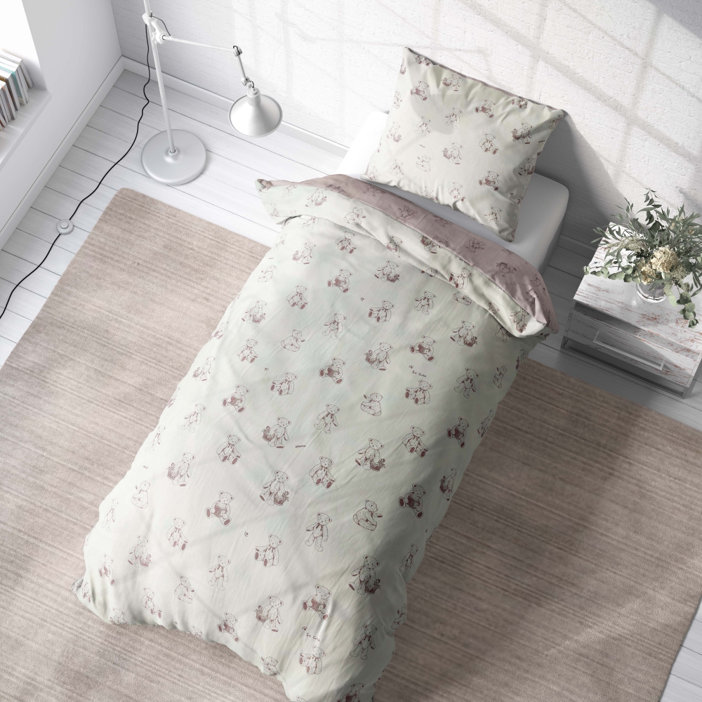 Premium Sateen Bedding Set „Bruin“. Patterned bedding sets, 140x200 cm. Playful kids bedding set featuring a light backdrop with whimsical brown bear motifs, perfect for a cozy and cheerful room.