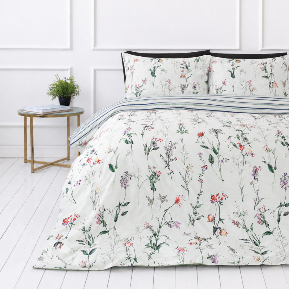 Sateen Bedding Set „Caroline“. Bedding sets 155x200, 140x200 cm, 150x200 cm, 160x200 cm, 180x200 cm, 200x200 cm, 200x220 cm. Pastel green bedding set with multicolored wildflowers.