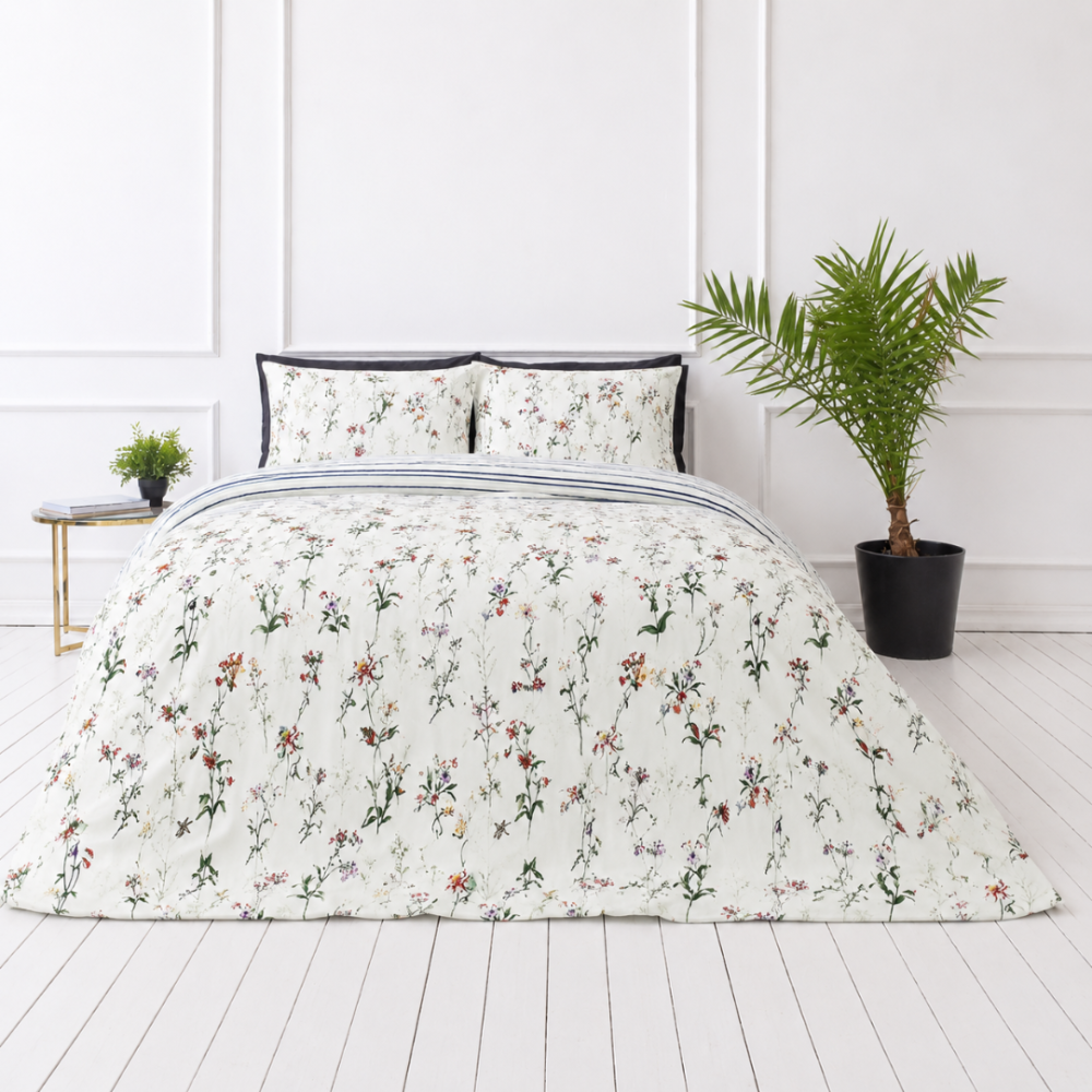 Sateen Bedding Set „Caroline“. Bedding sets 155x200, 140x200 cm, 150x200 cm, 160x200 cm, 180x200 cm, 200x200 cm, 200x220 cm. Subtle light green bedding set with colorful flower design.