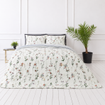 Sateen Bedding Set „Caroline“. Bedding sets 155x200, 140x200 cm, 150x200 cm, 160x200 cm, 180x200 cm, 200x200 cm, 200x220 cm. Subtle light green bedding set with colorful flower design.