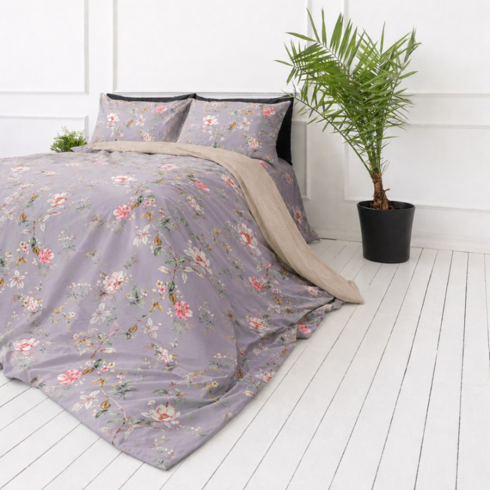 Sateen Bedding Set „Daphne“. Bedding sets 135x200, 140x200 cm, 200x200 cm, 200x220 cm. Light violet bedding with pink and white flowers