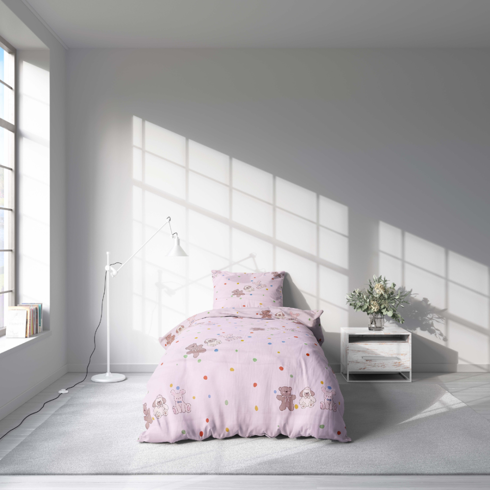 Premium Sateen Bedding Set „Dreamy Dots“. Patterned bedding sets, 140x200 cm. Cozy pink bedding set with playful bears, bunnies, and dogs, accented with bright yellow, green, blue, and red dots.
