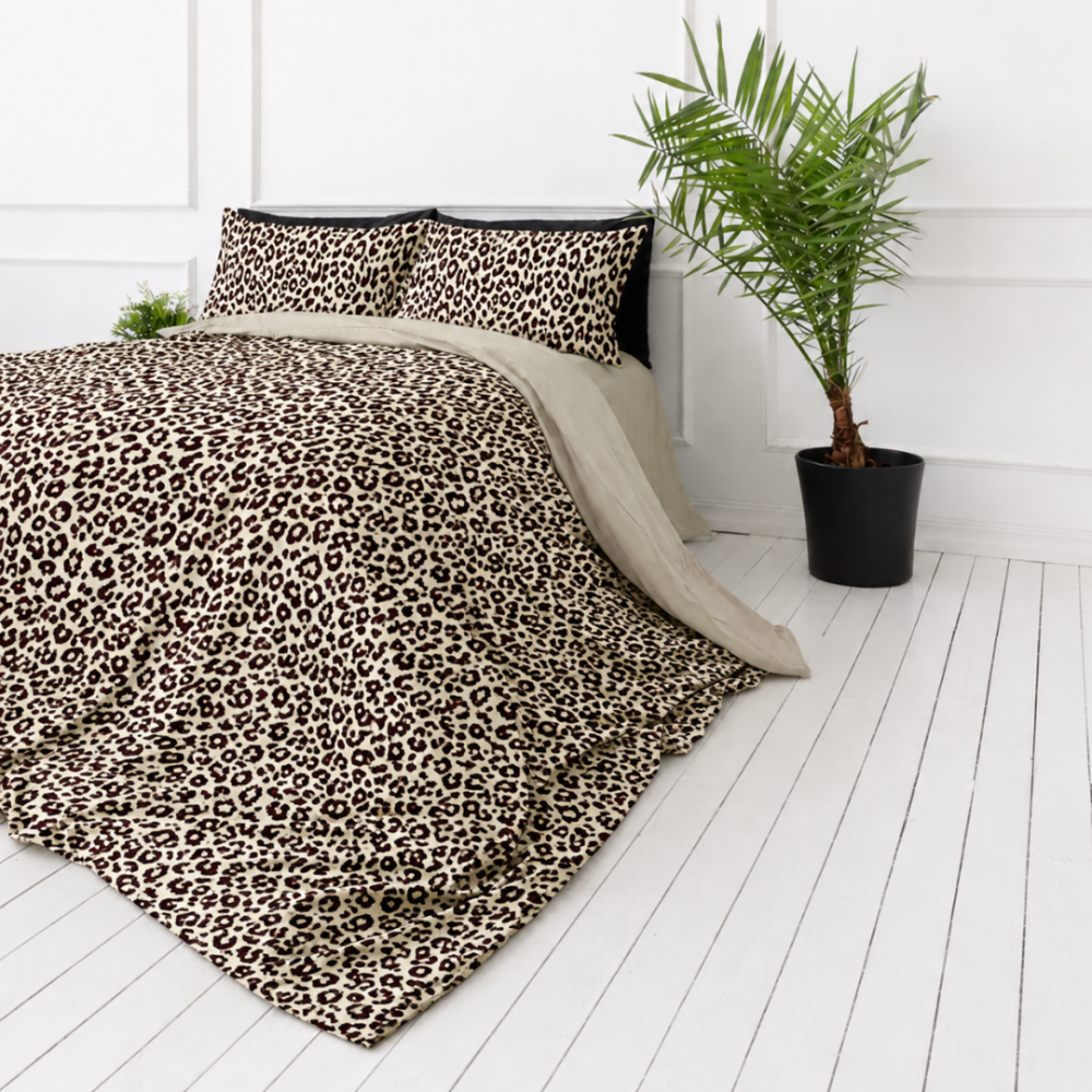 Sateen Bedding Set „Exotic Leopard“. Beige bedding sets, 140x200 cm, 200x200 cm, 200x220 cm. Sand-colored bedding set with black and brown leopard motifs