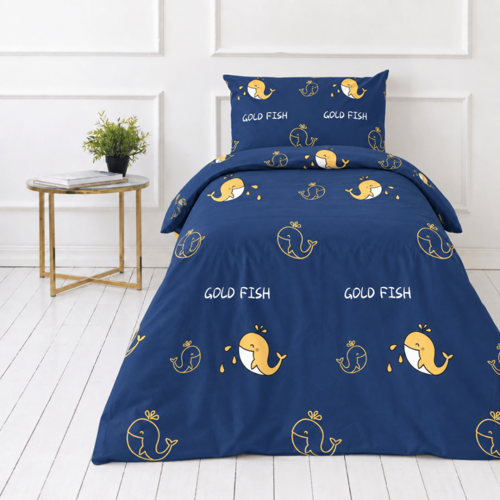 Premium Sateen Bedding Set „Gold Fish“. Bedding sets 135x200, 140x200 cm. Deep blue bedding design featuring playful yellow and white whales. Premium Sateen Bedding Set „Gold Fish“. Bedding sets 135x200, 140x200 cm. Deep blue bedding design featuring playful yellow and white whales.