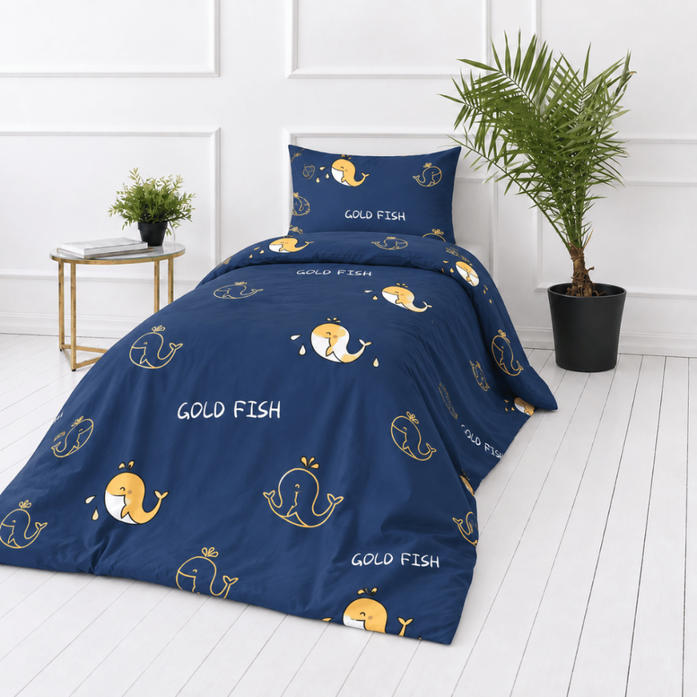 Premium Sateen Bedding Set „Gold Fish“. Bedding sets 135x200, 140x200 cm. Dark blue background decorated with repeating yellow whale illustrations and white lettering. Premium Sateen Bedding Set „Gold Fish“. Bedding sets 135x200, 140x200 cm. Dark blue background decorated with repeating yellow whale illustrations and white lettering.