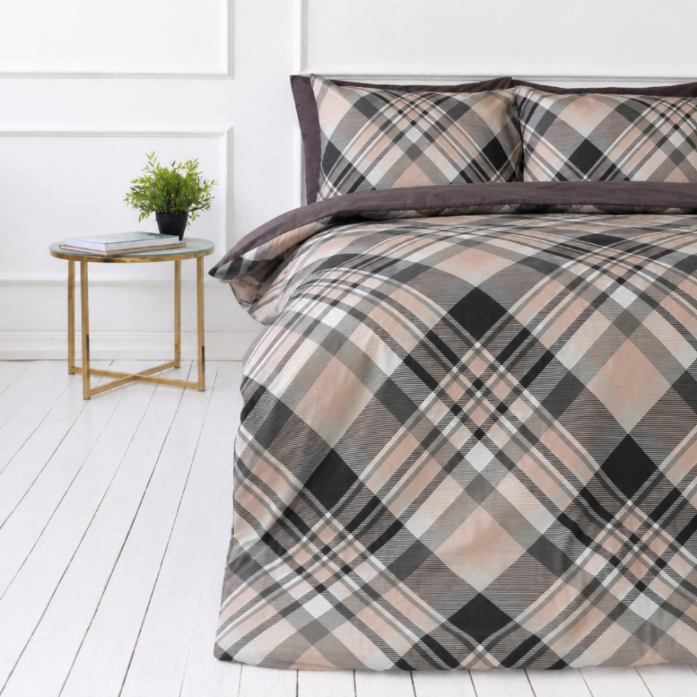 Sateen Bedding Set „Flanko“. Bedding sets 135x200, 140x200 cm, 200x200 cm, 200x220 cm. Geometric diamond and intersecting line pattern in a neutral colour palette. Sateen Bedding Set „Flanko“. Bedding sets 135x200, 140x200 cm, 200x200 cm, 200x220 cm. Geometric diamond and intersecting line pattern in a neutral colour palette.
