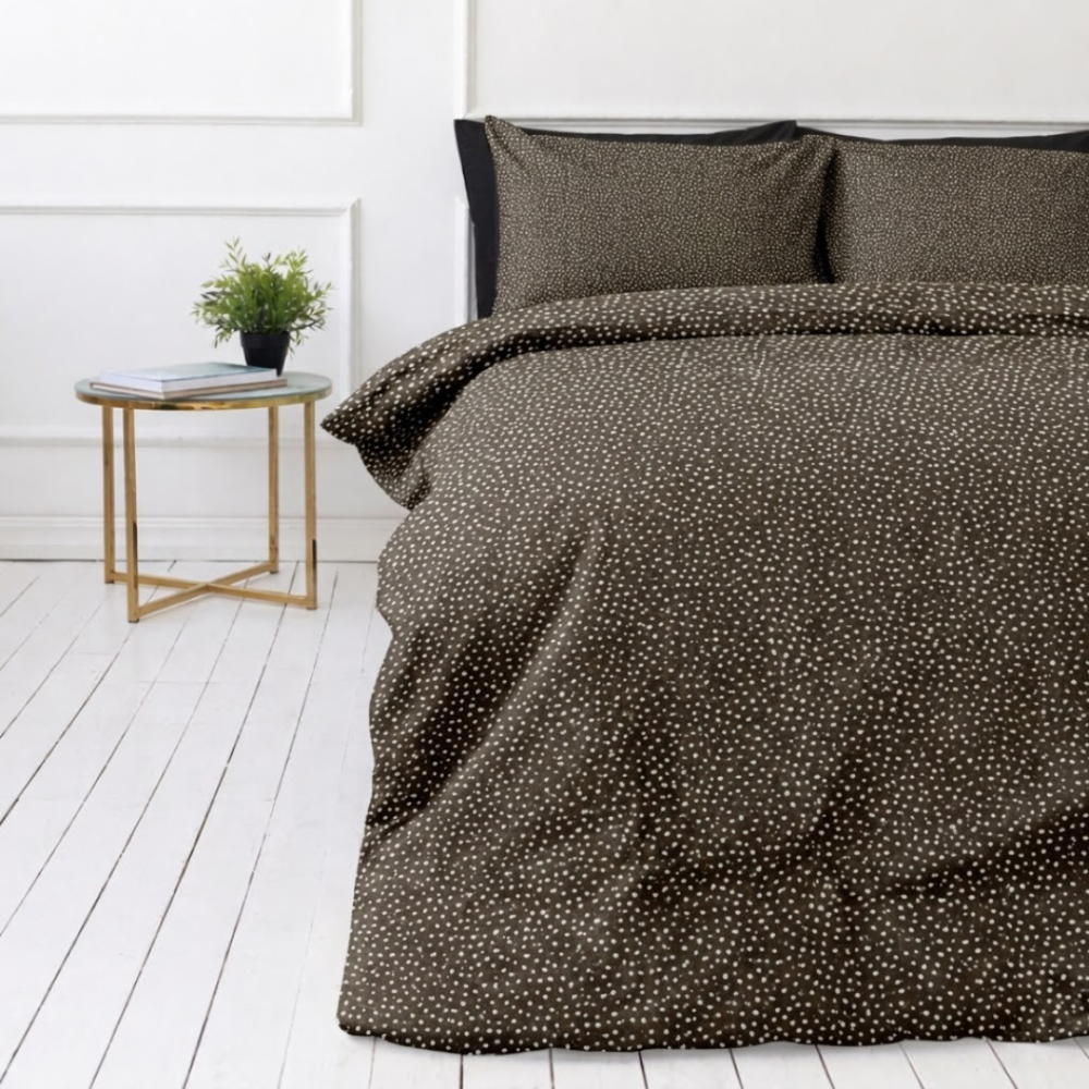 Sateen Bedding Set „Frisson“. Bedding sets 155x200, 140x200 cm, 150x200 cm, 160x200 cm, 180x200 cm, 200x200 cm, 200x220 cm. Subtle dark brown bedding set with a dense motif of tiny white flowers.