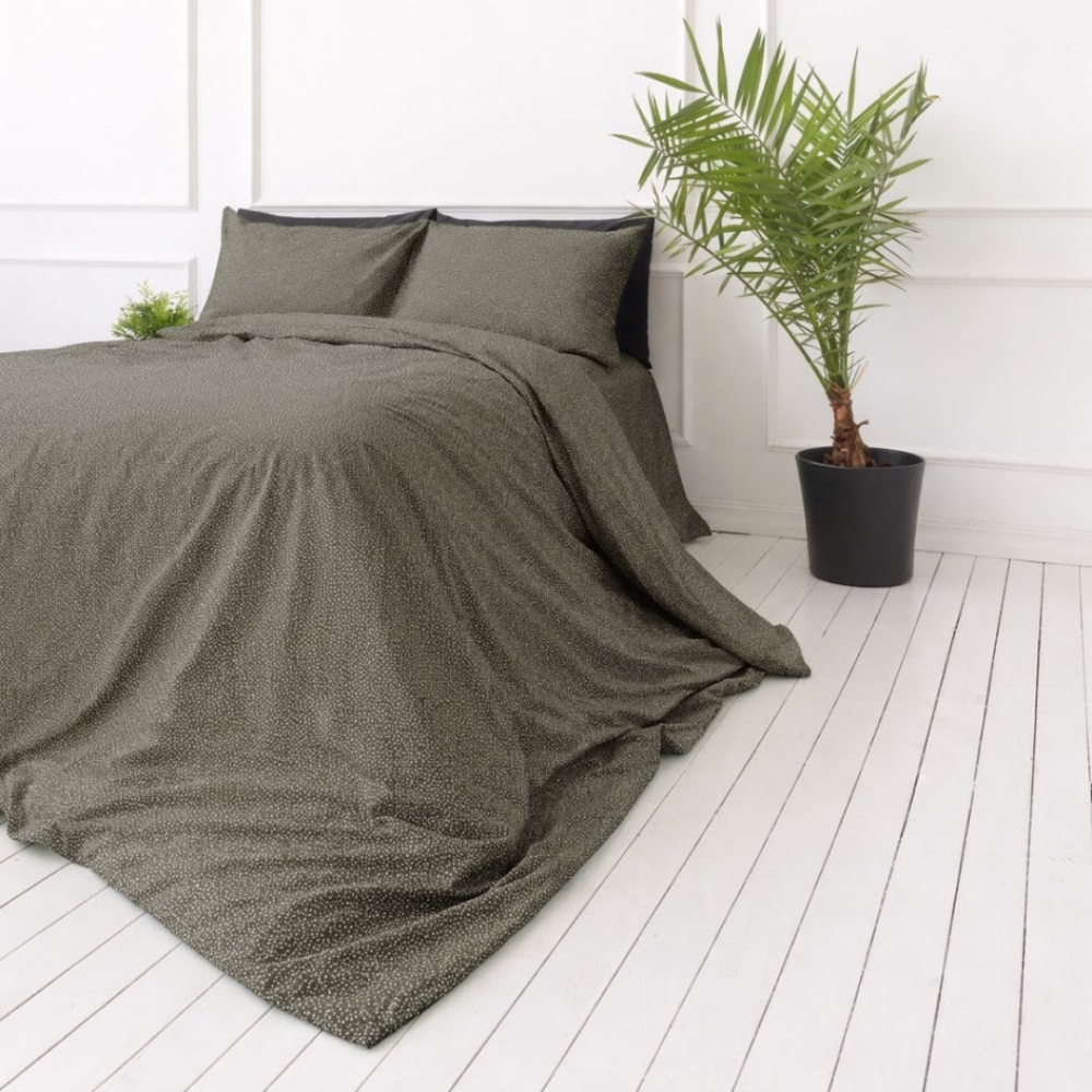 Sateen Bedding Set „Frisson“. Bedding sets 155x200, 140x200 cm, 150x200 cm, 160x200 cm, 180x200 cm, 200x200 cm, 200x220 cm. Minimalistisches dunkelbraunes bettwäsche-set mit dichtem muster kleiner weißer blüten.