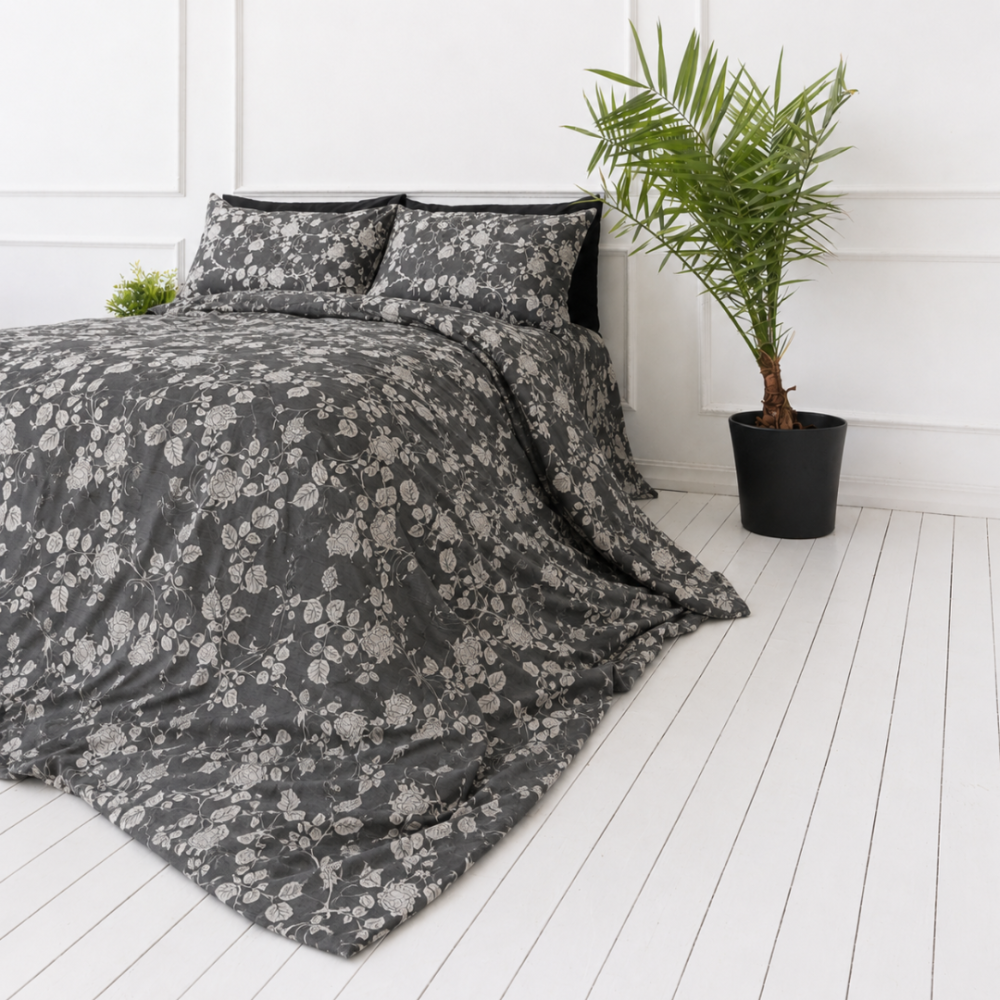 Sateen Bedding Set „Lunar Rose“. Bedding sets 135x200, 140x200 cm, 150x200 cm, 160x200 cm, 180x200 cm, 200x200 cm, 200x220 cm. Elegant grey bedding set featuring delicate rose branches and light blossoms, creating a serene, floral-inspired look. Sateen Bedding Set „Lunar Rose“. Bedding sets 135x200, 140x200 cm, 150x200 cm, 160x200 cm, 180x200 cm, 200x200 cm, 200x220 cm. Elegant grey bedding set featuring delicate rose branches and light blossoms, creating a serene, floral-inspired look.