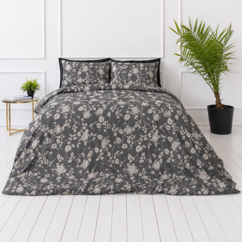 Sateen Bedding Set „Lunar Rose“. Bedding sets 135x200, 140x200 cm, 150x200 cm, 160x200 cm, 180x200 cm, 200x200 cm, 200x220 cm. Soft grey bedding set with light rose branches and blooms, perfect for a gentle, floral ambiance in any room. Sateen Bedding Set „Lunar Rose“. Bedding sets 135x200, 140x200 cm, 150x200 cm, 160x200 cm, 180x200 cm, 200x200 cm, 200x220 cm. Soft grey bedding set with light rose branches and blooms, perfect for a gentle, floral ambiance in any room.