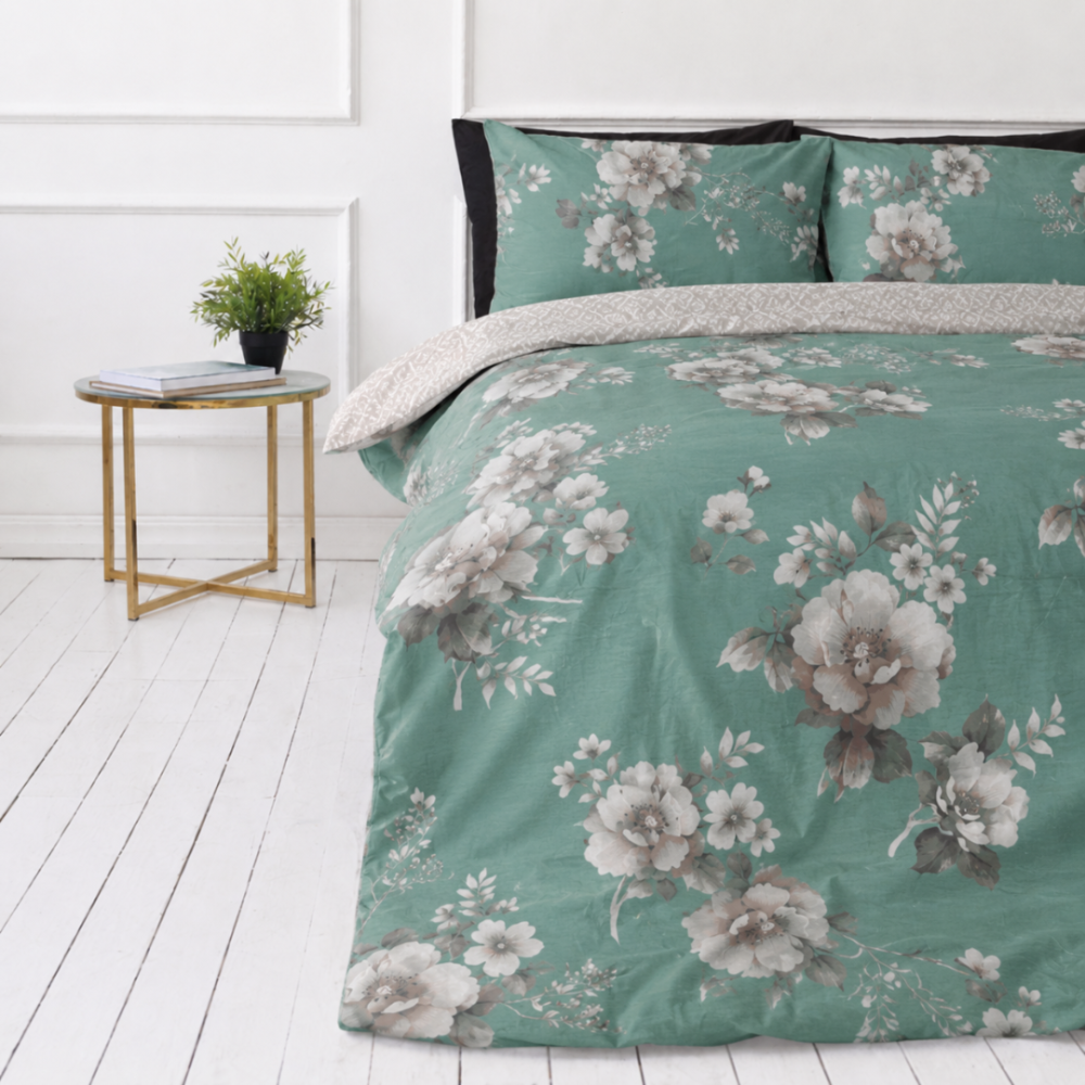 Sateen Bedding Set „Sage Whisper“. Patterned bedding sets, 140x200 cm, 150x200 cm, 160x200 cm, 180x200 cm, 200x200 cm, 200x220 cm. Elegant green bedding set featuring delicate grey flowers and leaves for a serene bedroom look.