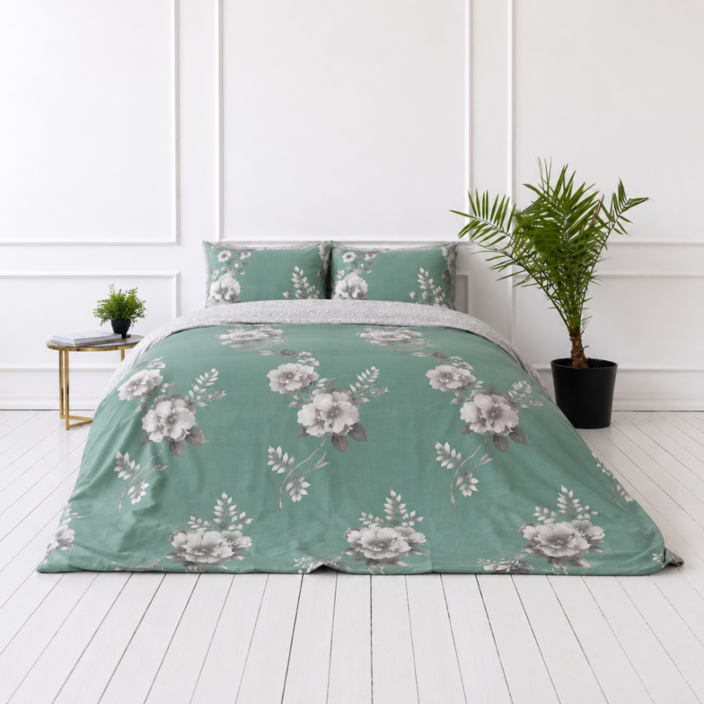 Sateen Bedding Set „Sage Whisper“. Patterned bedding sets, 140x200 cm, 150x200 cm, 160x200 cm, 180x200 cm, 200x200 cm, 200x220 cm. Refreshing green bedding set adorned with grey flowers and leaves, perfect for a calming bedroom ambiance.