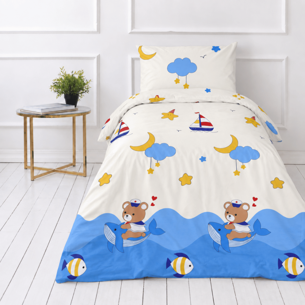 Premium Sateen Bedding Set "Sailor“. Bedding sets 135x200, 140x200 cm. Light bedding design with blue sailboats, clouds and yellow accents. Premium Sateen Bedding Set "Sailor“. Bedding sets 135x200, 140x200 cm. Light bedding design with blue sailboats, clouds and yellow accents.