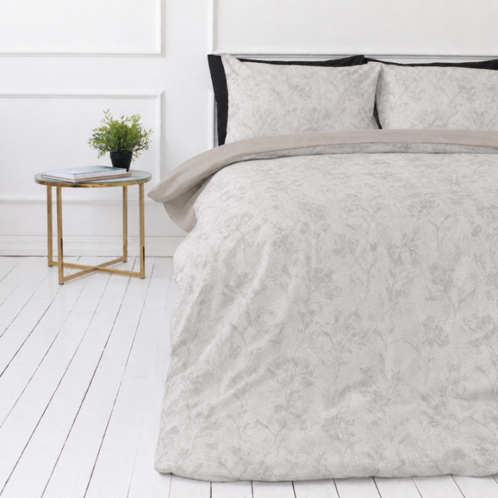 Sateen Bedding Set „Sand Damask“. Beige bedding sets, 140x200 cm, 200x200 cm, 200x220 cm. Beige cotton satin bedding set with subtle floral damask pattern and black accents. Sateen Bedding Set „Sand Damask“. Beige bedding sets, 140x200 cm, 200x200 cm, 200x220 cm. Beige cotton satin bedding set with subtle floral damask pattern and black accents.