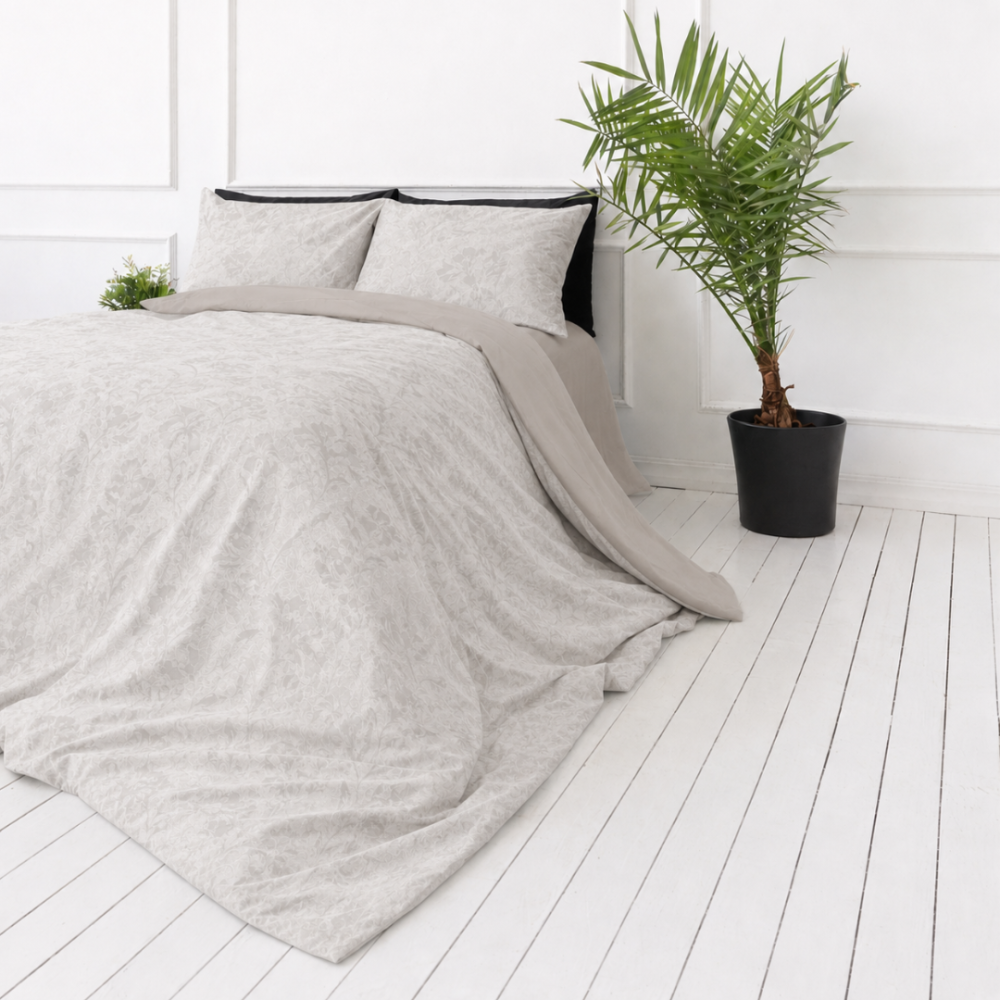 Sateen Bedding Set „Sand Damask“. Beige bedding sets, 140x200 cm, 200x200 cm, 200x220 cm. Elegant cream cotton satin bedding set with delicate botanical ornament and contrasting black details. Sateen Bedding Set „Sand Damask“. Beige bedding sets, 140x200 cm, 200x200 cm, 200x220 cm. Elegant cream cotton satin bedding set with delicate botanical ornament and contrasting black details.