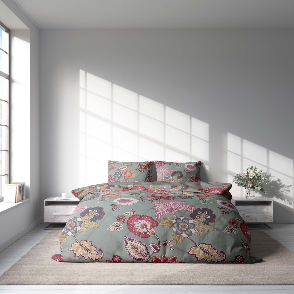 Sateen Bedding Set „Scarlet Garden“. Gray bedding sets, 140x200 cm, 150x200 cm, 160x200 cm, 180x200 cm, 200x200 cm, 200x220 cm. Stylish grey bedding set with pink and red floral designs, ideal for a chic and colorful bedroom look.
