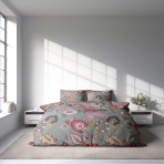 Sateen Bedding Set „Scarlet Garden“. Gray bedding sets, 140x200 cm, 150x200 cm, 160x200 cm, 180x200 cm, 200x200 cm, 200x220 cm. Stylish grey bedding set with pink and red floral designs, ideal for a chic and colorful bedroom look.