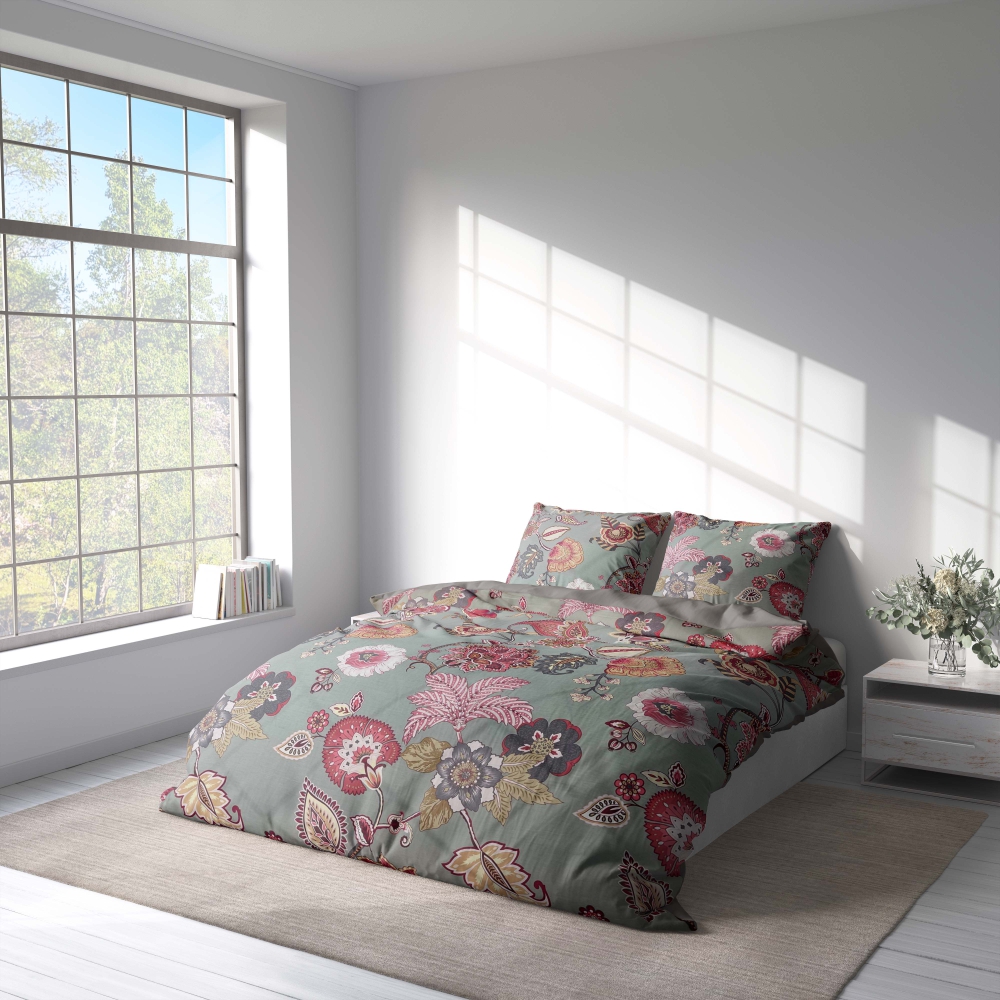 Sateen Bedding Set „Scarlet Garden“. Gray bedding sets, 140x200 cm, 150x200 cm, 160x200 cm, 180x200 cm, 200x200 cm, 200x220 cm. Elegant grey bedding set featuring pink and red flowers, adding a vibrant and sophisticated touch to your decor.