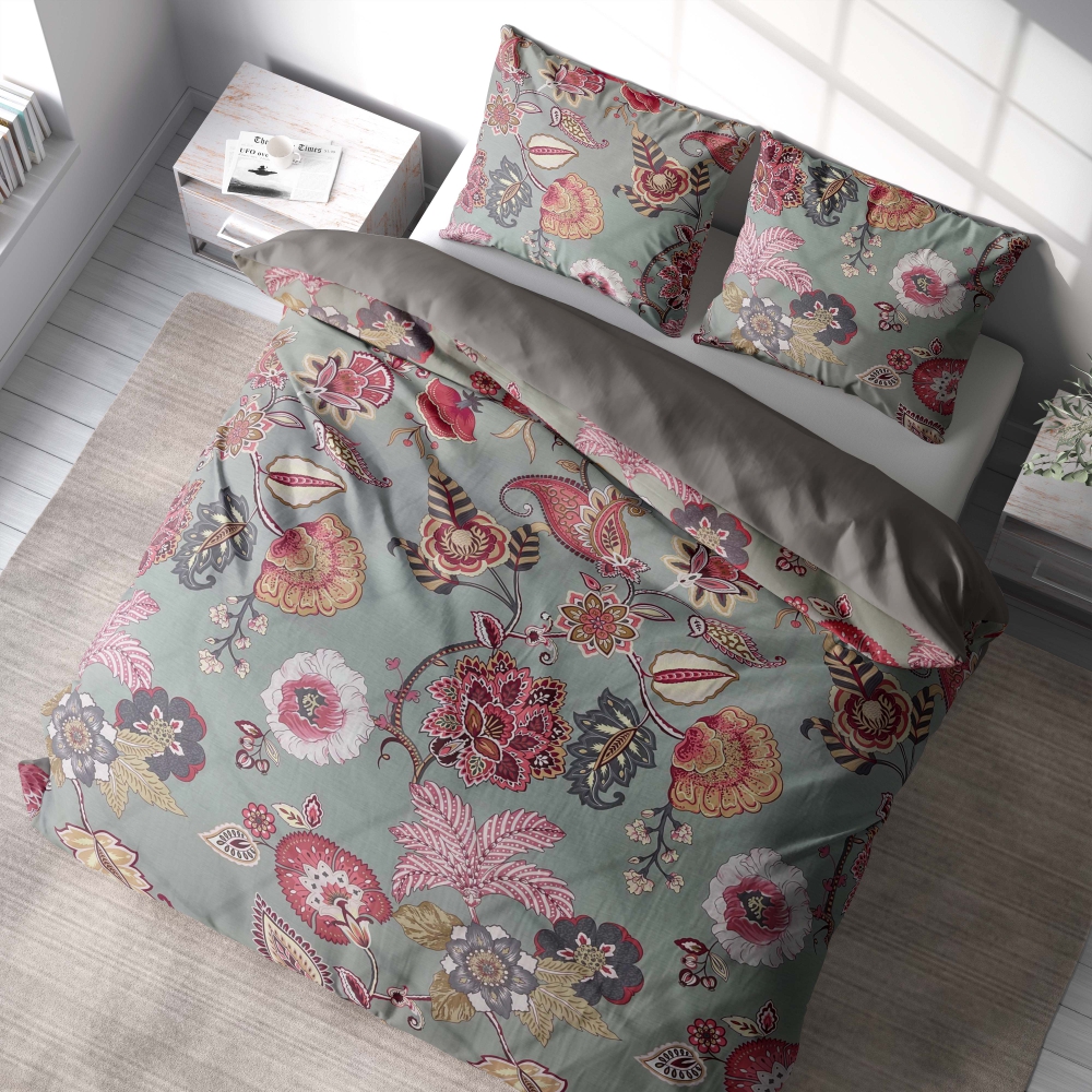 Sateen Bedding Set „Scarlet Garden“. Gray bedding sets, 140x200 cm, 150x200 cm, 160x200 cm, 180x200 cm, 200x200 cm, 200x220 cm. Refreshing grey bedding set adorned with pink and red flowers, bringing a blend of subtlety and brightness.
