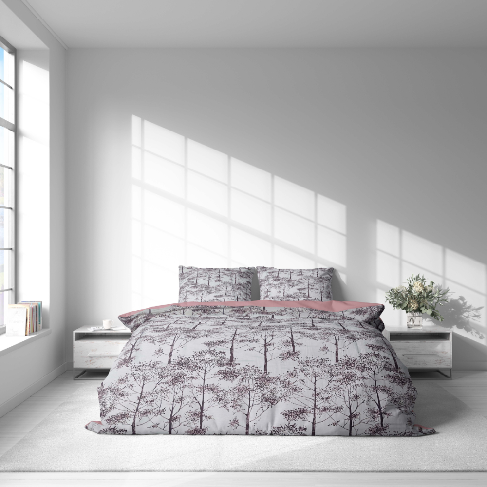 Sateen Bedding Set „Silent Grove“. Purple bedding, 140x200 cm, 150x200 cm, 160x200 cm, 180x200 cm, 200x200 cm, 200x220 cm. Elegant bedding set with a tree pattern and a pink interior.