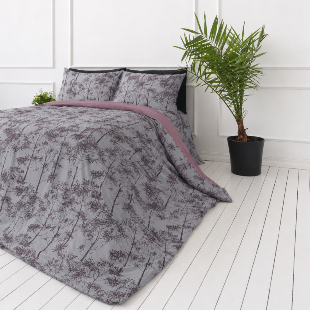 Sateen Bedding Set „Silent Grove“. Bedding sets 135x200, 140x200 cm, 200x200 cm, 200x220 cm. Elegant bedding set with a tree pattern and a pink interioar.