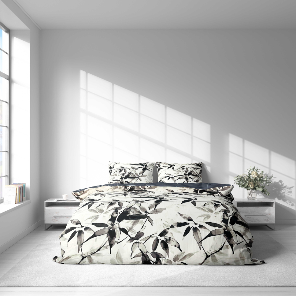 Sateen Bedding Set „Smoky Petals“. Bedding sets 155x200, 140x200 cm, 150x200 cm, 160x200 cm, 180x200 cm, 200x200 cm, 200x220 cm. Bedding set featuring artistic leaf motif on a white background.